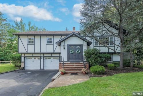 10 Stone Ridge Ln, Ho Ho Kus, NJ 07423-1023