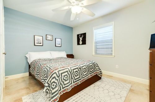 803 Sealy St, Galveston TX 77550-6221 exterior