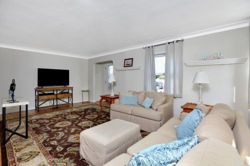 40 Roe Ct, Islip Manor, NY 11751-4010