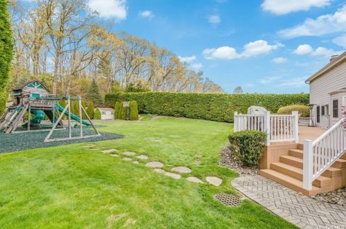 74 Stonehurst Ln, Huntington Station NY 11746-7935 exterior