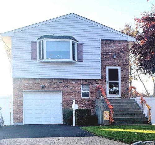 50 Farragut Rd, Babylon, NY 11704-4807