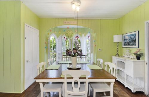 28 Narragansett Ave, Marthas Vineyard MA 02539-4428 exterior