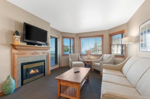4303 Bay Shore Dr, Sturgeon Bay, WI 54235-2368