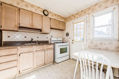 121 Sheridan Ave, Williston Park, NY 11596-2313