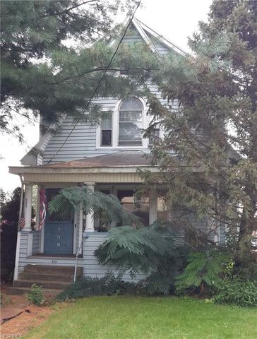 221 Elm St, Belpre, OH 45714-2438