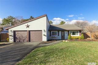 27 Carson Ln, Gordon Heights, NY 11763-4361