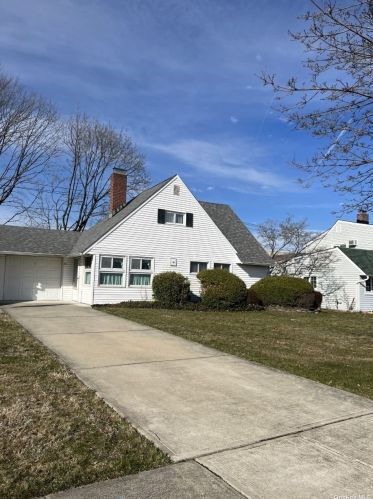 70 Walnut Ln, Hicksville, NY 11801-5737