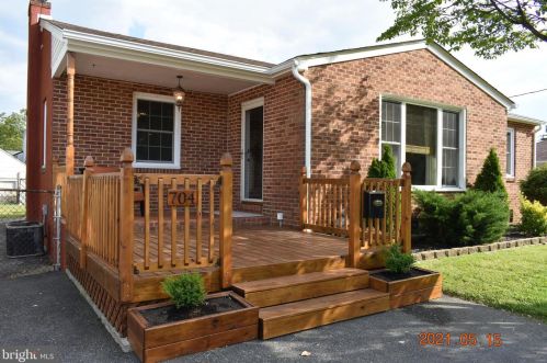 704 14th St, New Castle, DE 19720-4946