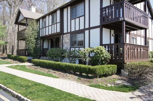 2904 Mark Twain Way, Mahwah NJ  07430-3429 exterior