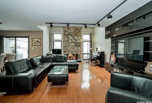 8 Wimbledon Ct, Muttontown NY  11753-2821 exterior