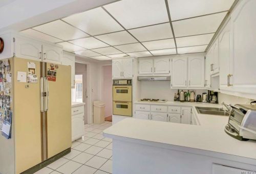 3 Roosevelt Ave, Muttontown NY 11545-1531 exterior