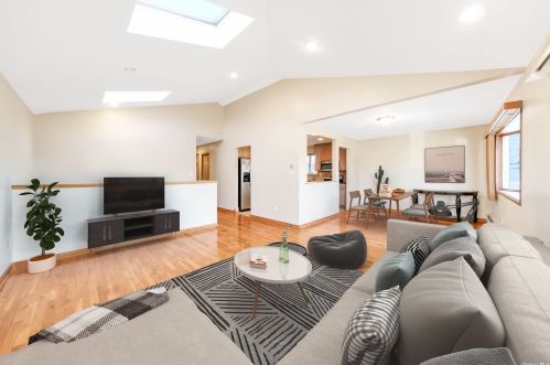 278 Broadway, North Lindenhurst, NY 11757-3703