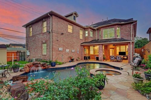 5102 Locust St, Bellaire, TX 77401-3321
