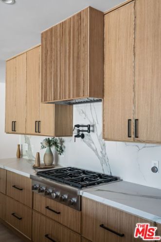 12600 Emelita St, North Hollywood CA  91607-1017 exterior