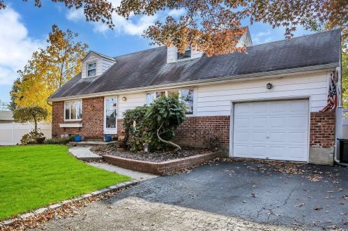 6 Eldridge St, Elwood, NY 11731-5714