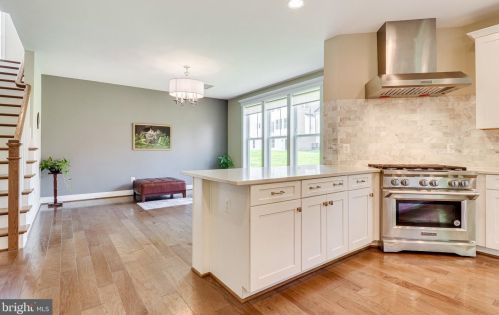 810 Walker Rd, Great Falls, VA 22066-2608