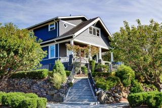 2222 Nob Hl Ave, Seattle WA  98109-2341 exterior