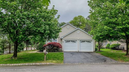 45 Skyline Dr, Lakewood, NJ 08701-5742