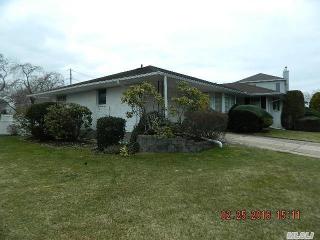 25 Maiden Ln, Muttontown, NY 11545-1751