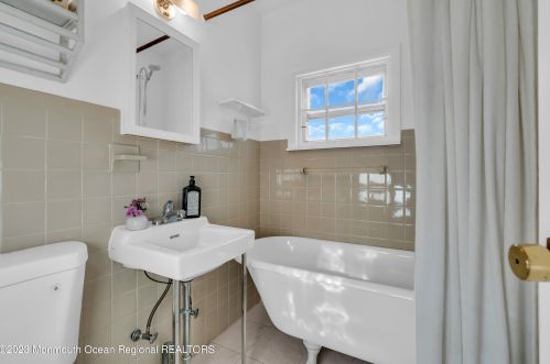 125 Bretonian Dr, Bricktown NJ  08723-5705 exterior