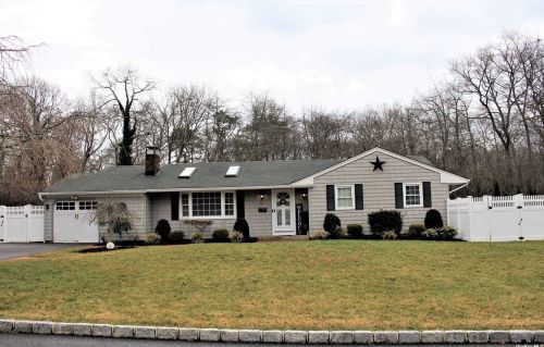 52 Locust St, Bay Port, NY 11705-1735