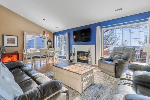 1093 Lakeland Dr, Lake Geneva, WI 53147-5017