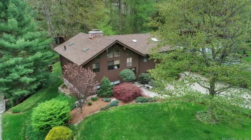 247 Pinewood Trl, Bridgeport, CT 06611-3315