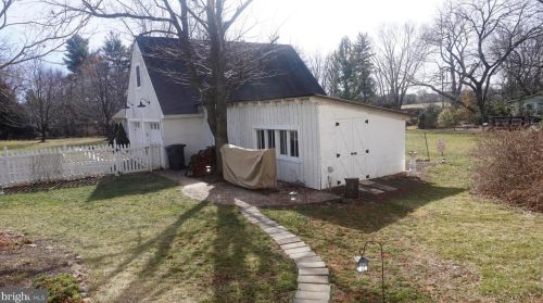 17411 Lakefield Rd, Round Hill, VA 20141-2419