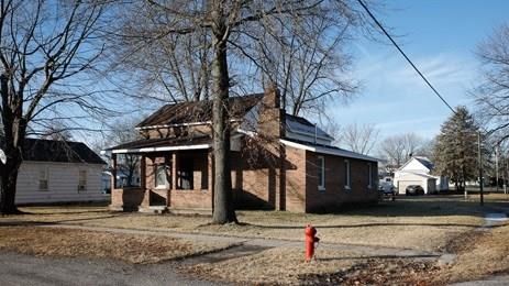 897 Howard Ave, Genoa Bluff, IA 52301-1112
