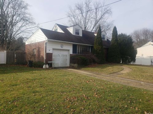 3 Ellsworth Pl, Elwood, NY 11731-5723