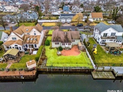 16 Stuart Ave, Amityville NY  11701-4226 exterior