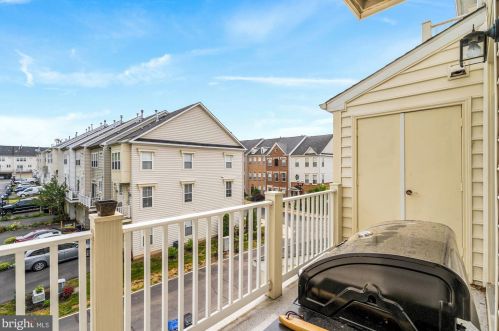 7060 Little Thames Dr, Gainesville VA 20155-4048 exterior