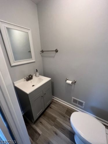 16 Cedar Ct, Flemington NJ  08822-2042 exterior