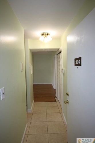 304 Green Hollow Dr, Iselin NJ  08830-2922 exterior