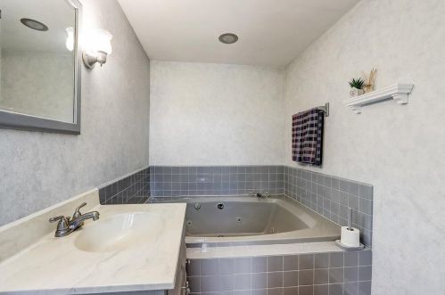 1226 Wedgewood Dr, Waukesha WI  53186-6753 exterior