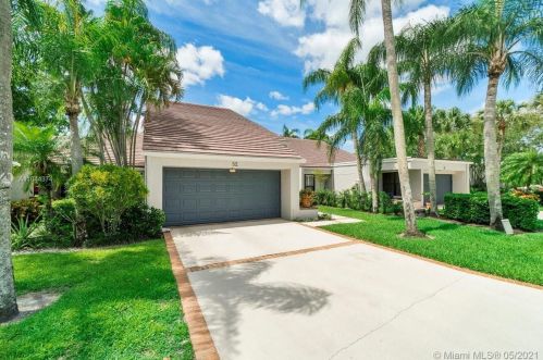 52 Edinburgh Dr, West Palm Beach, FL 33418-6854