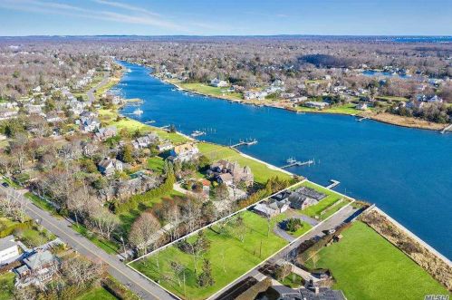 149 Senix Ave, Center Moriches, NY 11934-2908