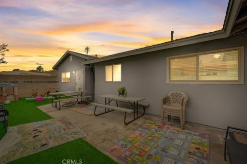 402 Moorehaven Dr, Long Beach, CA 90746-1151