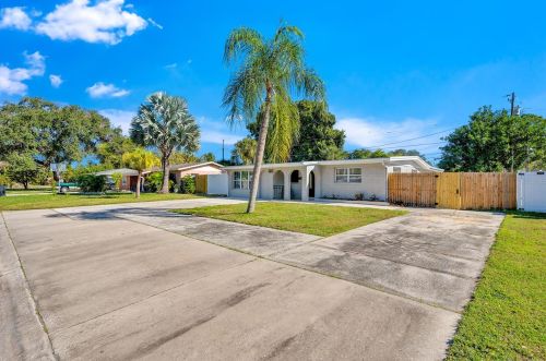 5535 Bay St, Saint Petersburg, FL 33703-2401