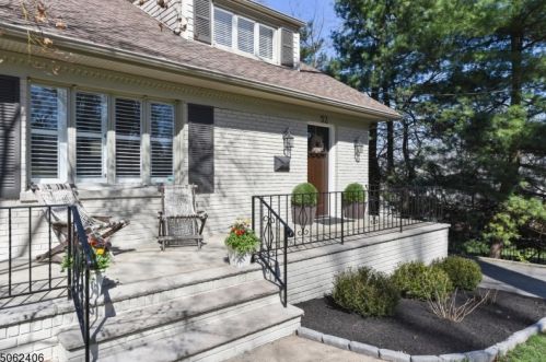 52 Chestnut Rd, Verona, NJ 07044-1105