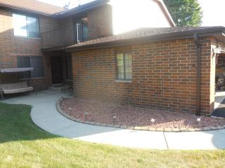 8133 Forest Hills Cir, Hales Corners, WI 53132-9605