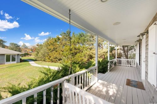 21 Bayside Ave, East Quogue, NY 11942-4228