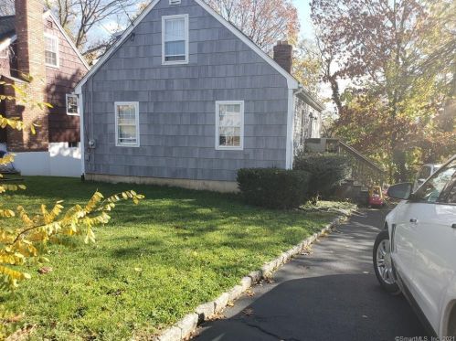 90 Hillcrest Rd, Bridgeport, CT 06606-3123