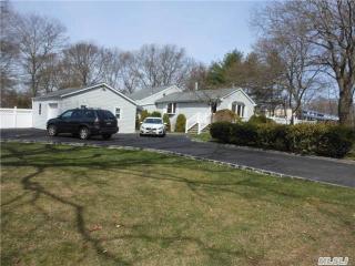 12 Warren Ave, Hauppauge, NY 11779-1936