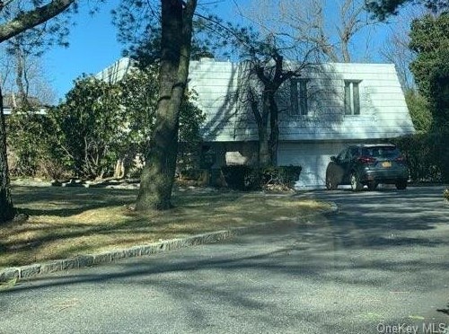 25 Split Rock Dr, Great Neck, NY 11024-1109