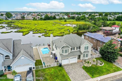 58 Cedar Island Dr, Bricktown, NJ 08723-7581