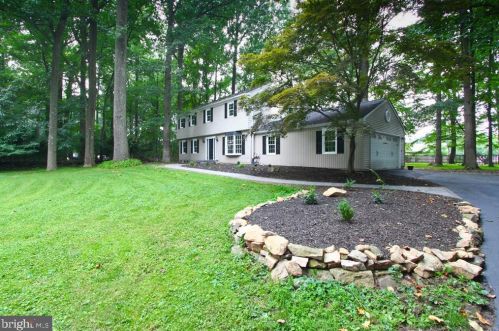 107 Hilltop Dr, Downingtown, PA 19335-1405