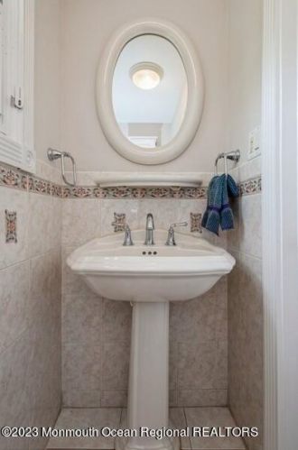 328 Main St, Middletown NJ  07748-5938 exterior