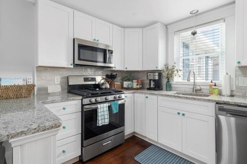 18 Lakeview Dr, South Kingstown RI  02882-1223 exterior