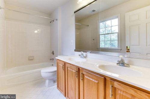 5594 Tucson Ct, Haymarket VA  20169-3145 exterior